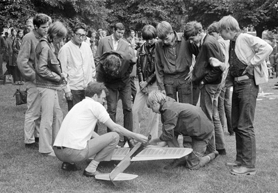 127022 Afbeelding van de demonstratie van modelvliegtuigen door de Utrechtse Luchtvaartclub De Kemphanen in het ...